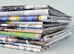 Ein Zeitungsstapel mit 12 Zeitungen