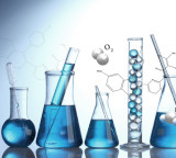 Chemische Versuche in Reagenzgläsern mit blauen Stoffen