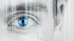 Code aus Buchstaben und Zahlen vor einem Auge eines Mannes, Datenschutz