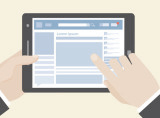 Hände halten ein Tablet, das ein Benutzerprofil auf der Plattform Facebook zeigt