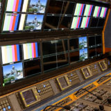 Schaltpult einer Fernsehregie mit mehreren Monitoren