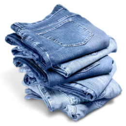 Gefaltete Jeans aufeinander gestapelt auf weißem Hintergrund