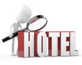 Strichmännchen untersucht mit Lupe einen "Hotel"-Schriftzug