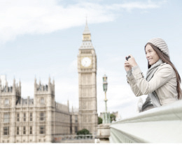 Frau fotografiert Big Ben in London