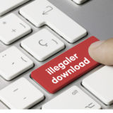 PC-Tastatur mit roter Taste mit der Aufschrift "illegaler Download"