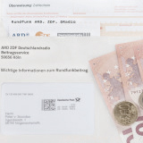 GEZ Rundfunkbeitrag, Rundfunkgebühren, Bescheid mit beiliegender Überweisung in einem Briefumschlag auf dem Geld liegt