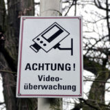 Achtung: Videoüberwachung, Schild an einem Mast