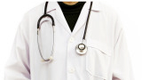 Arzt in weißem Arzt-Kittel mit einem Stethoskop um den Hals