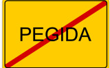 Der Schriftzug "PEGIDA" auf einem gelben Ortsschlid rot durchgestrichen.