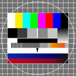 TV-Testbild, Farbanzeige auf grau gekacheltem Hintergrund