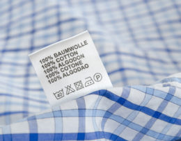 Textilkennzeichnung auf blau kariertem Stoff