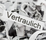 Schriftzug "Vertraulich" auf Papierschnipseln