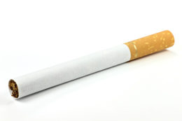 Zigarette vor weißem Hintergrund