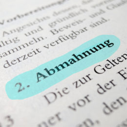 "Abmahnung" blau markiert in einem Gesetzestext