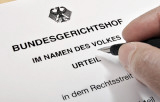 Ueberschrift eines BGH-Urteils mit einer Hand, die einen Kugelschreiber hält.