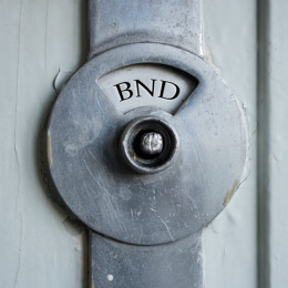 Die Abkürzung "BND" für Bundesnachrichtendienst auf einem grauen Türschild