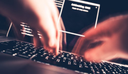 Hände auf einer Tastatur beim Hacken