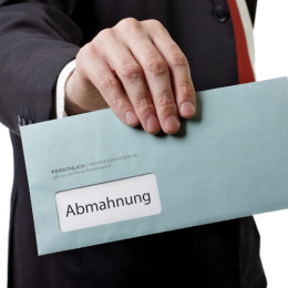 Mann übergibt Brief mit Abmahnung