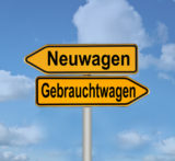 Straßenschild nach links zeigend mit Aufschrift "Neuwagen" und darunter ein Schild nach rechts zeigend mit der Aufschrift "Gebrauchtwagen".
