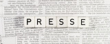 Presse auf Würfel mit Zeitungsabschnitten im Hintergrund