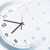 Uhr und Kalender verschmelzen miteinander und symbolisieren einen Fristablauf