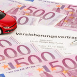 Versicherungsvertrag für neues Auto mit 500 Euro-Scheinen und rotem kleinen Auto
