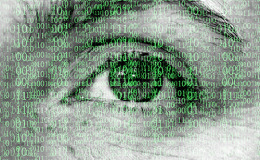 grüner Binaercode, im Hintergrund das Auge einer Frau