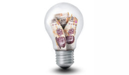 Geld in Glühbirne symbolisiert eine gute Idee oder ein Patent