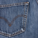 Eine mit einer Ziernaht versehene Gesäßtasche einer Jeanshose