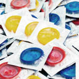 Viele bunte und verpackte Kondome
