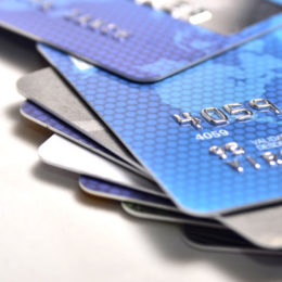 Kreditkarten oder andere Bankkarten liegen auf einem Stapel