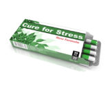 grün-weiße Tablettenkapseln, in grün-weißer Verpackung auf der "Cure for Stress" steht und darunter "New Formula", auf der Verpackung sind ausserdem grüne Blätter abgebildet