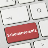 Tastatur mit roter Taste mit der Aufschrift "Schadensersatz"