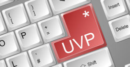 Rote UVP-Taste auf einer weißen Tastatur.