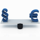 Wippe mit € und § symbolisiert Gleichgewicht zwischen Geld und Recht