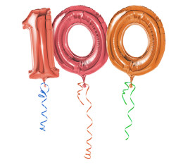 Rote Luftballons in den Zahlen 1 0 0 hängen vor weißem Hintergrund an buntem Geschenkband