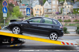 Schwarzes Auto auf Abschleppwagen