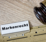 Schriftzug Markenrecht im Schild einer Akte