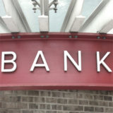 rotes Schild mit der Aufschrift "BANK" in weißen Buchstaben