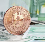 Bitcoin steht als eigene Währung auf mehreren Euro-Banknoten