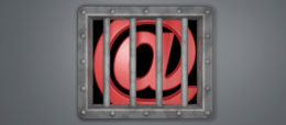 Rotes EMail-Symbol hinter Gittern.