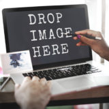 Laptop mit Anzeige "Drop Image Here"