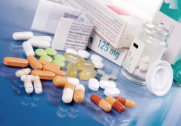 Tabletten und Medikamentenpackungen