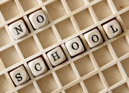 No School Schriftzug in Form von Würfeln