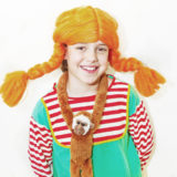 Kleines Mädchen im Pippi-Langstrumpf-Kostüm