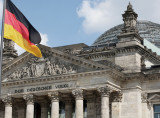 Reichtagsgebäude, Glaskuppel, im Vordergrund deutsche Flagge