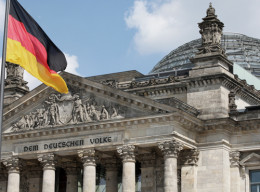 Reichtagsgebäude, Glaskuppel, im Vordergrund deutsche Flagge