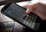 An einem Smartphone wird die Zeit eingestellt
