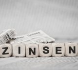 Buchstaben 'Z I N S E N' auf Würfeln