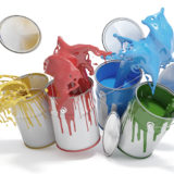 Farbdosen mit verschiedenen Farben, die aus den Dosen spritzen, darunter Gelb, Rot, Blau und Grün